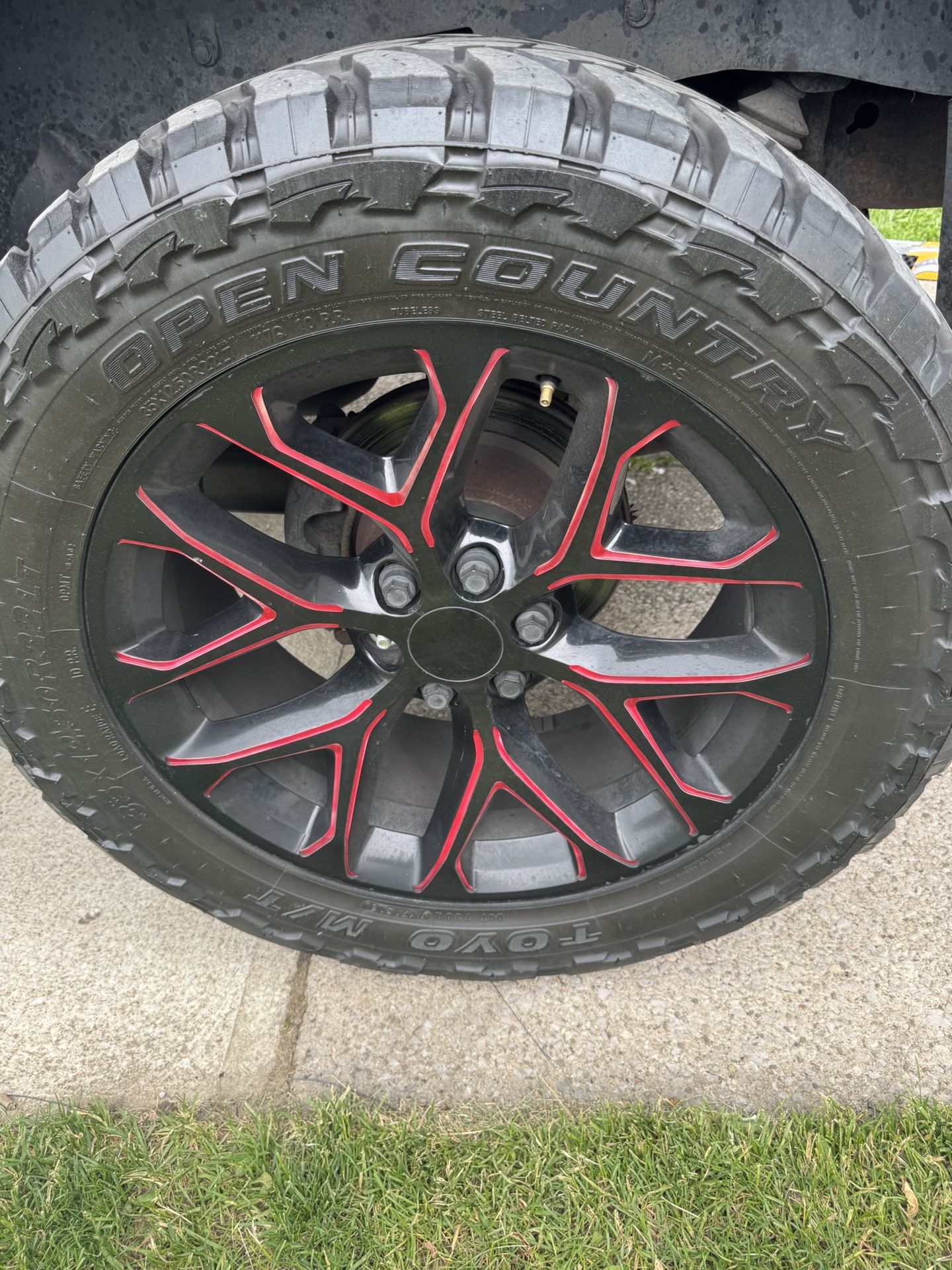 22 Inch Snowflakes With 35x12.50x22 Tires