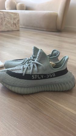 Unisex Yeezy size 8