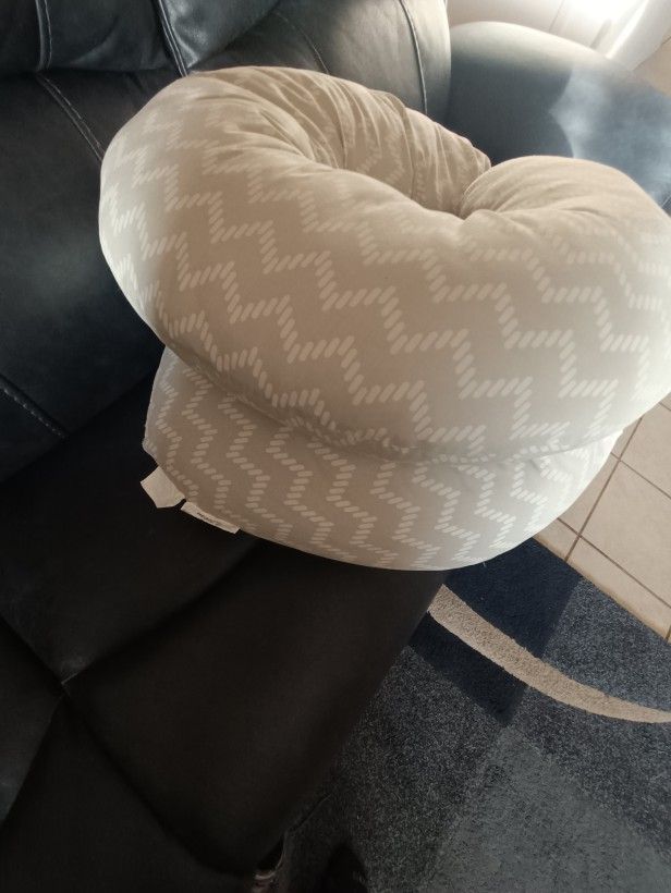 Leachco Back 'N Belly Bunchie contoured body pillow. 