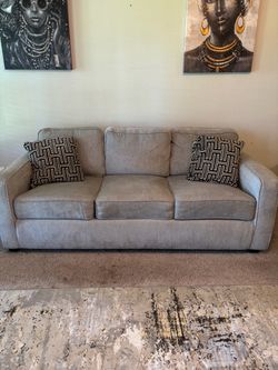 Couch with sofa bed ( Rooms To Go )