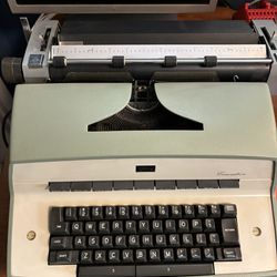 1968 IBM EXECUTIVE MODEL D TYPEWRITER