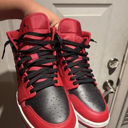 Jordan 1 Mids Black and red