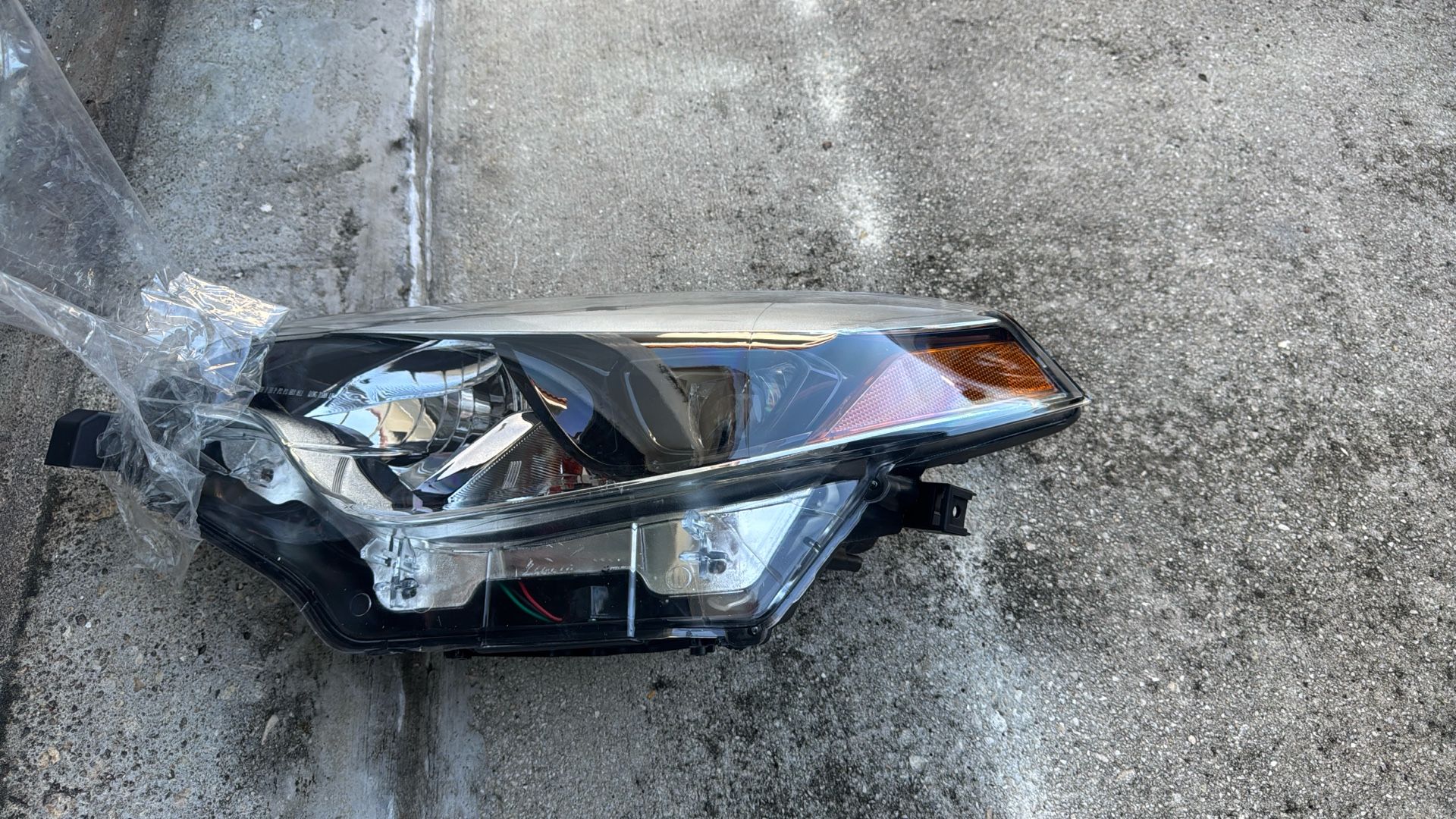 Toyota Corolla 2014-2016 Passenger Side headlight With Bulb Included.
