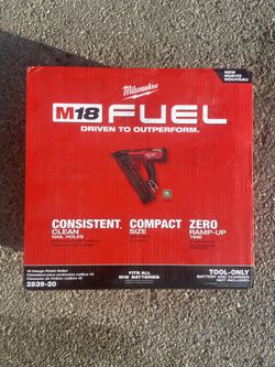 Milwaukee M18 FUEL 15 Gauge Angled Finishing Nailer
