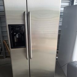 GE Refrigerator side by side