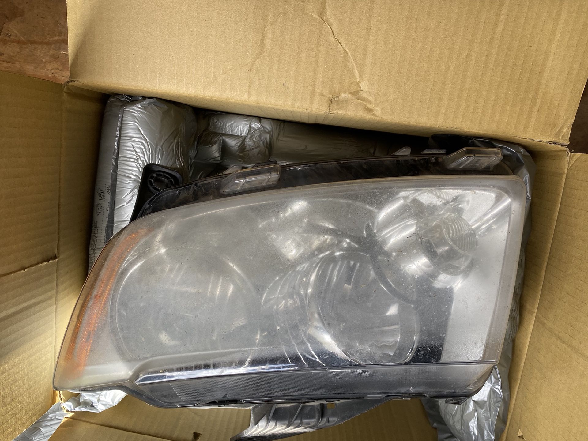 2013 jeep grand cherokee laredo headlight