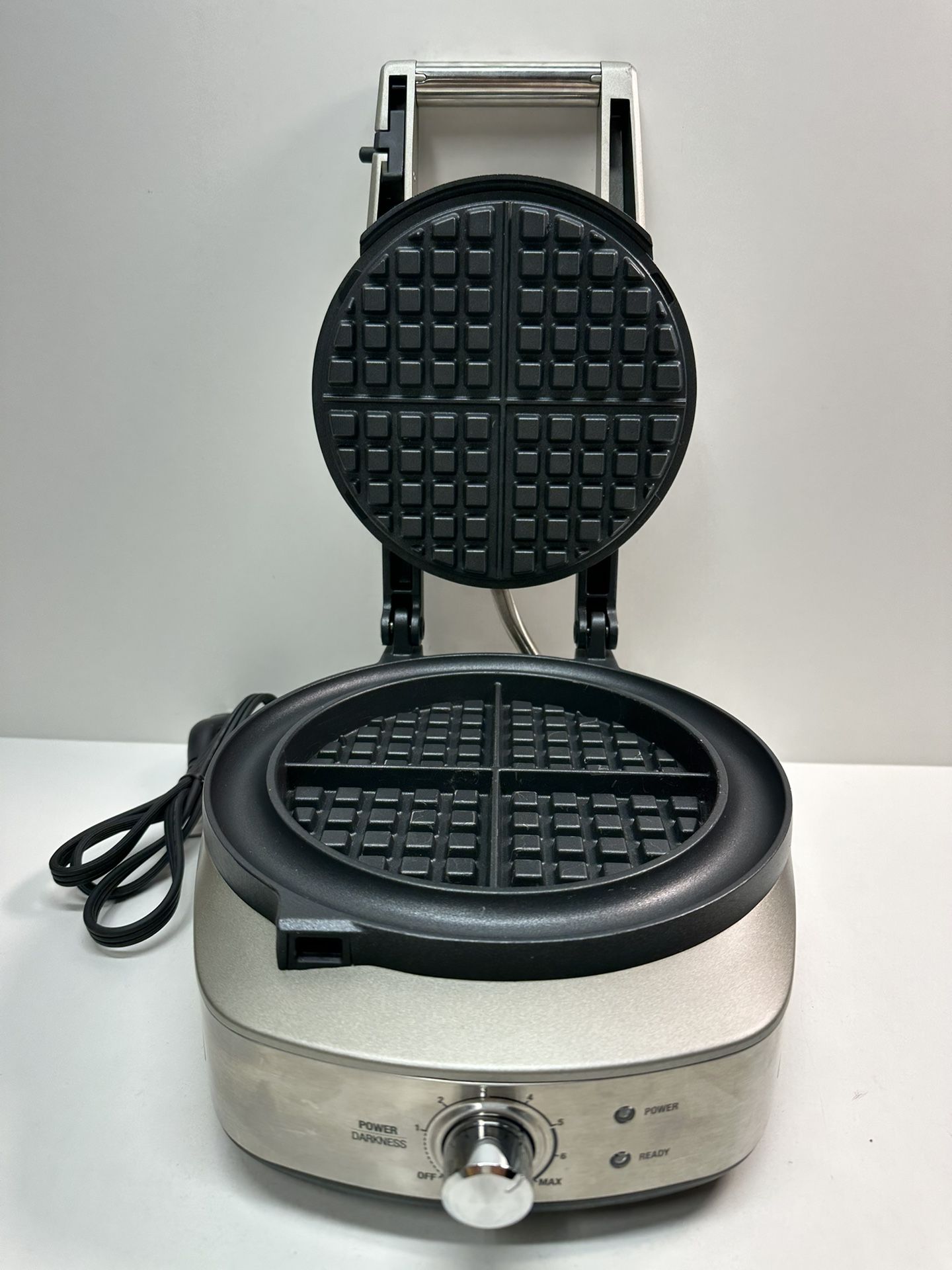 Slightly Used Breville No-Mess Classic Round Waffle Maker BWM520XL