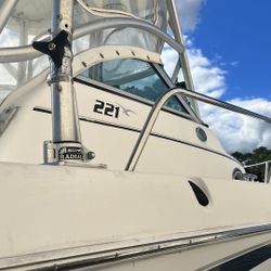 1999 Proline 221 Walk Around Boat