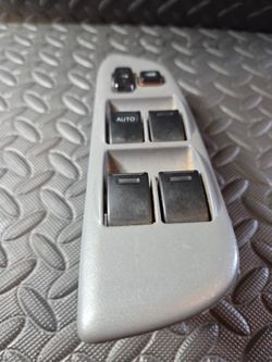 Toyota rav4 window switch 2nd generation.   Hablo Español,  se vende switch para ventanas y seguros de puerta 01 al 05 Toyota rav4