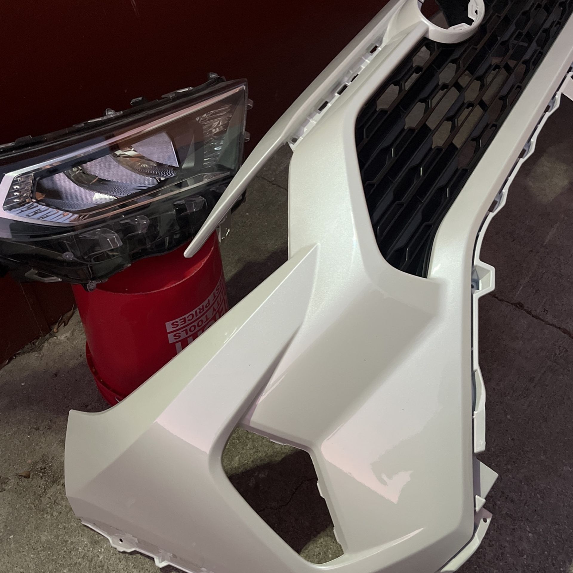 2023 Toyota RAV4  Front Bumper RH Headlight