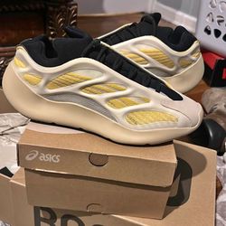 Adidas Yeezy 700 V3 "Mono Safflower" "Cream"