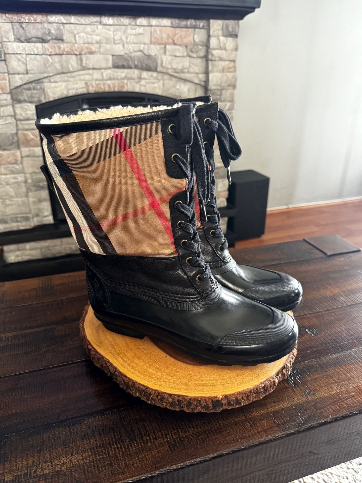 Women’s Burberry Shearling rain snow boots. Size 8 (38). Retail $590. Great condition! 100% authentic. With the signature plaid canvas, leather trims,