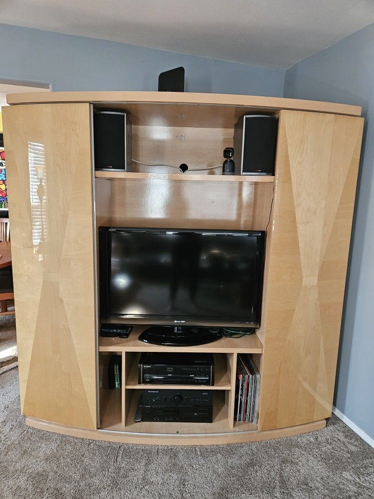 Dania Entertainment Center