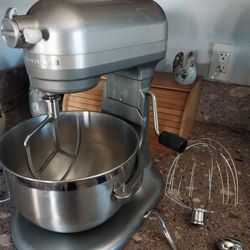 6QT KITCHEN AID MIXER LIGHTLY USED 