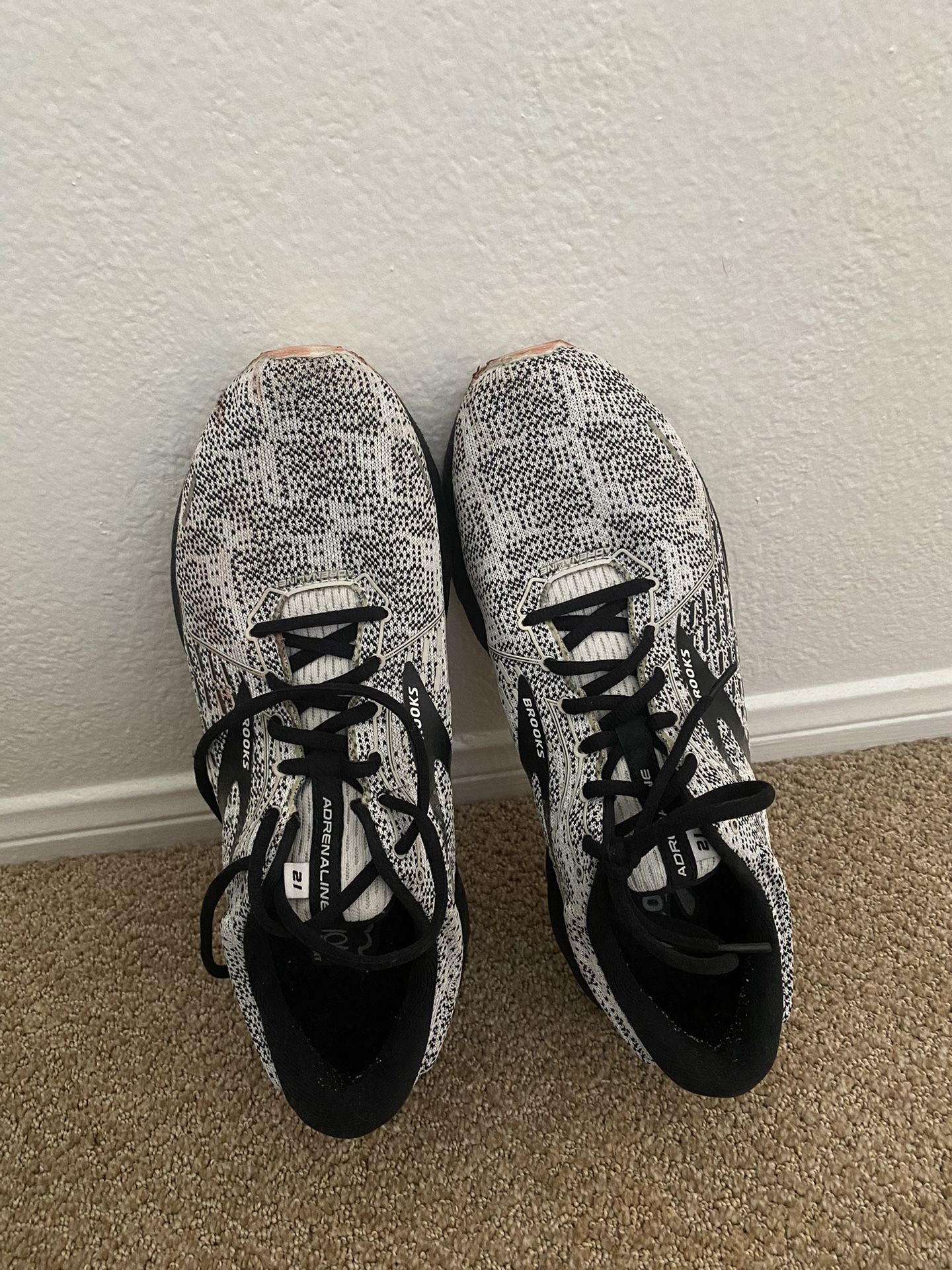 Men’s Brooks Adrenaline Tennis shoe Size 10.5
