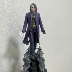 Joker And Batman Statues 