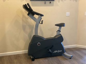 Life Fitness upright exercise bike