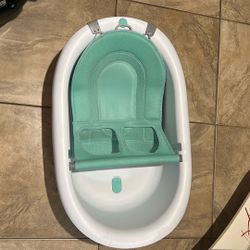 Infant Bathtub . Like New Condition. Located In Anthem 