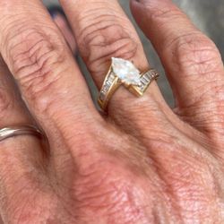 Marquise Shaped 14 Kt Gold Ring. 