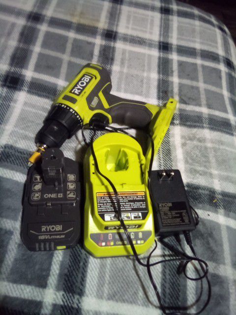Ryobi Cordless Drill With Chàrger And Battery