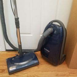 NEW cond  COMMERCIAL  KENMORE CANIETER VACUUM WITH COMPLETE ATTACHMENTS  , AMAZING POWER SUCTION  , WORKS EXCELLENT  , IN THE BOX 