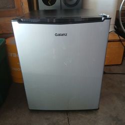 Galanz Mini Fridge 25×20×21