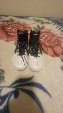 New under Armour charger clutchfit bla k and white color sizes 10 for men