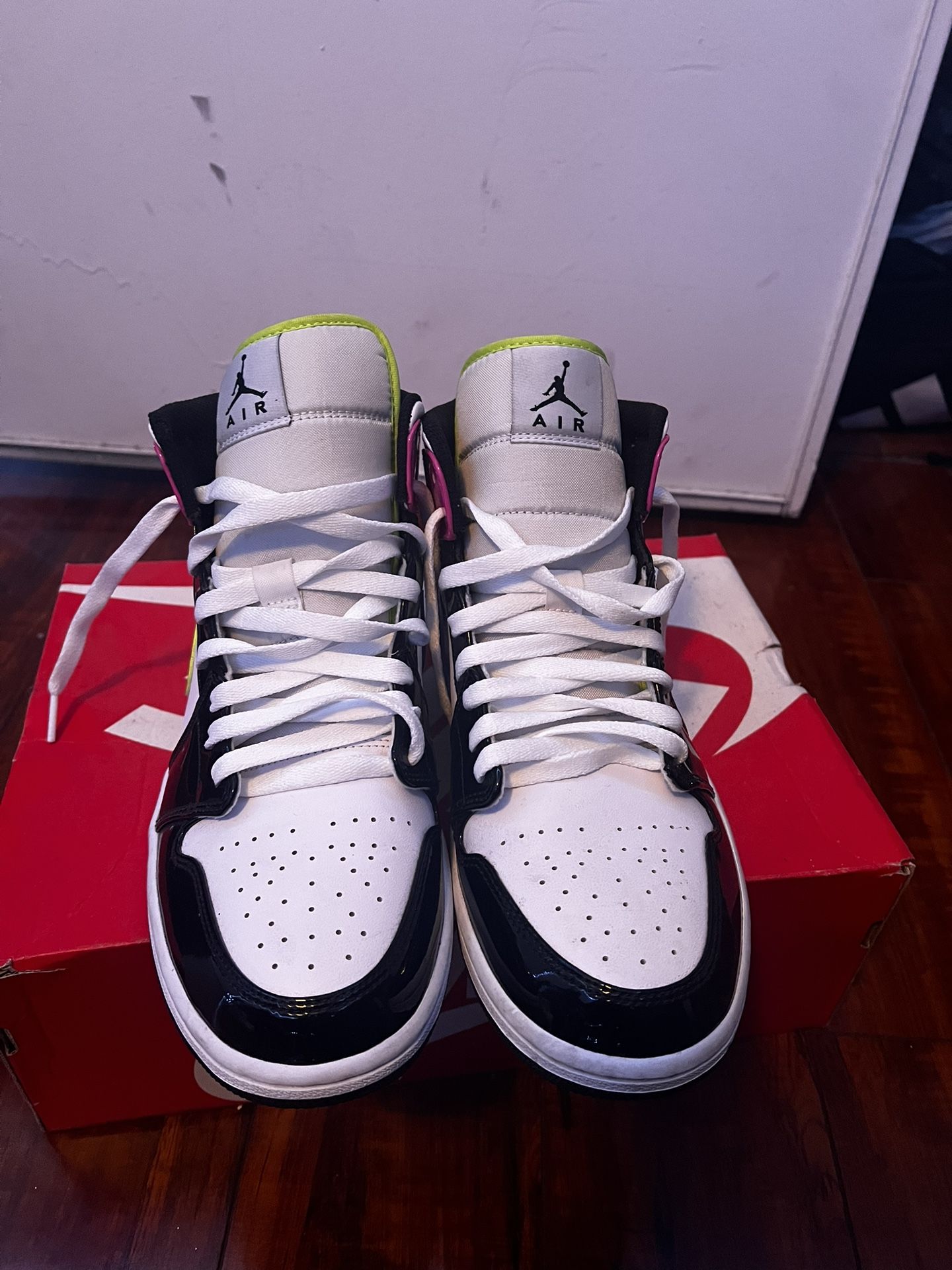 Jordan 1 Mid White Black Cyber Pink