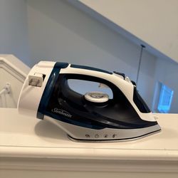 Sunbeam 1700W Steam Iron with Retractable Cord