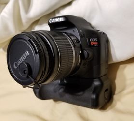 CANON T2I WITH BATTERY GRIP AND 2 BATTERIES. 18-55 KIT LENS.