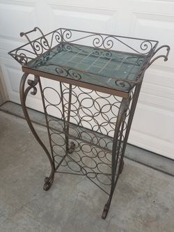 Wine rack with removable tray