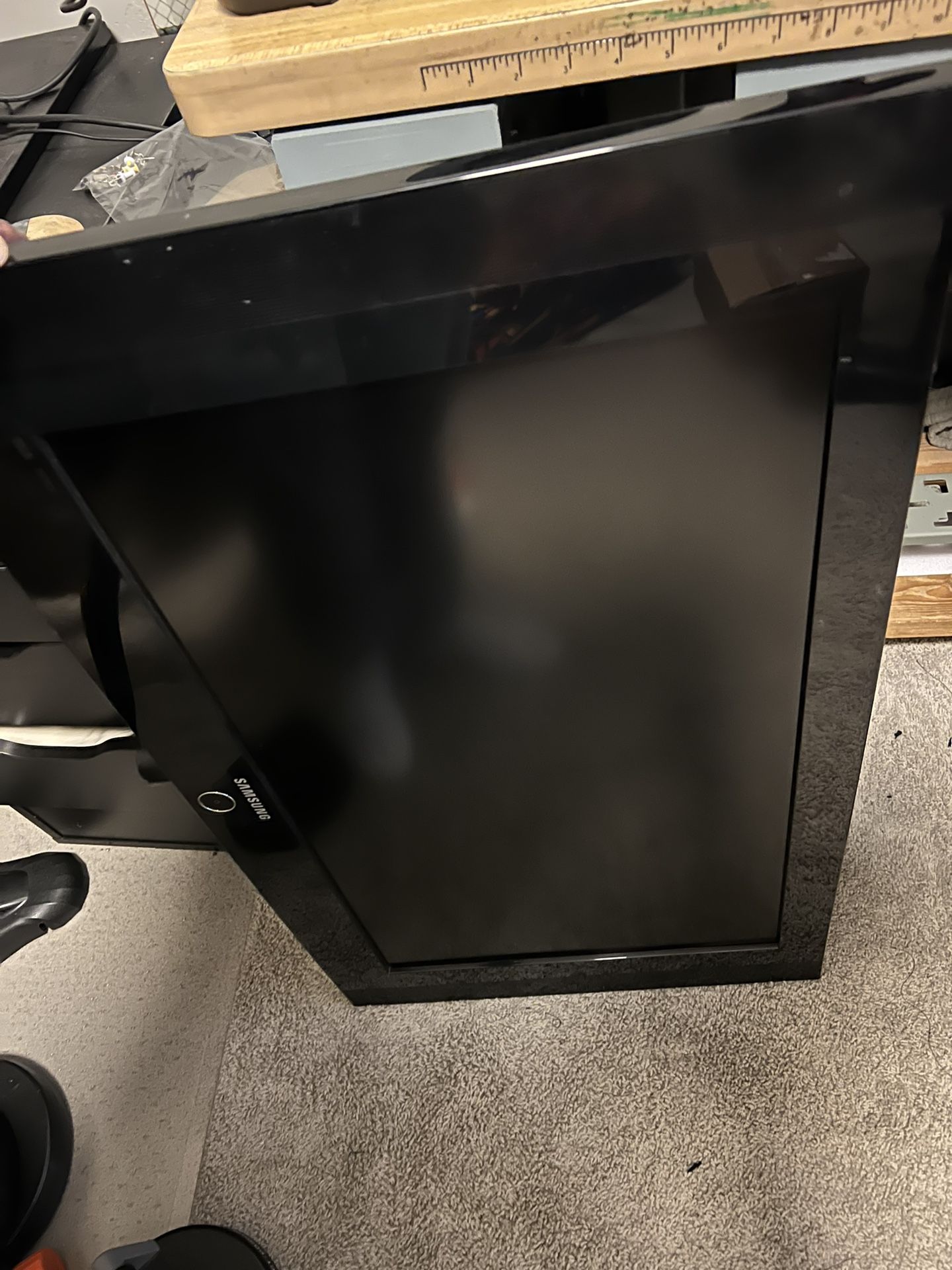 Samsung 32” TV + mount + Remote