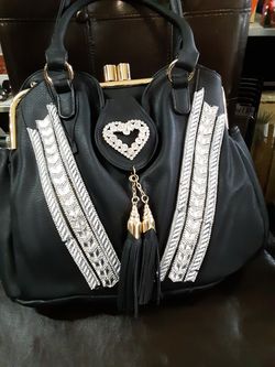 Gift bag includes purse, 2 glasses 2 bottles of grape juice. Will customize