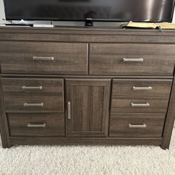 Chest drawers/ Tv Stand