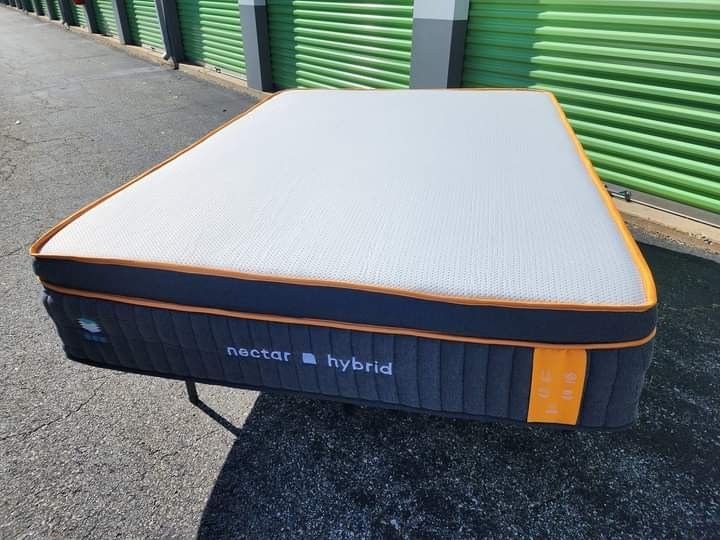 Nectar Premier Hybrid Mattress, Queen, Like New, Excellent Condition