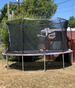 14ft rounds inclosed trampoline good condition