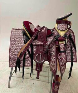 Montura charra bordada cantinas cuadradas