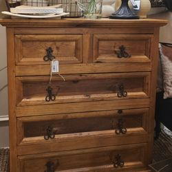 Vintage Mexican pine rustic dresser 🤎