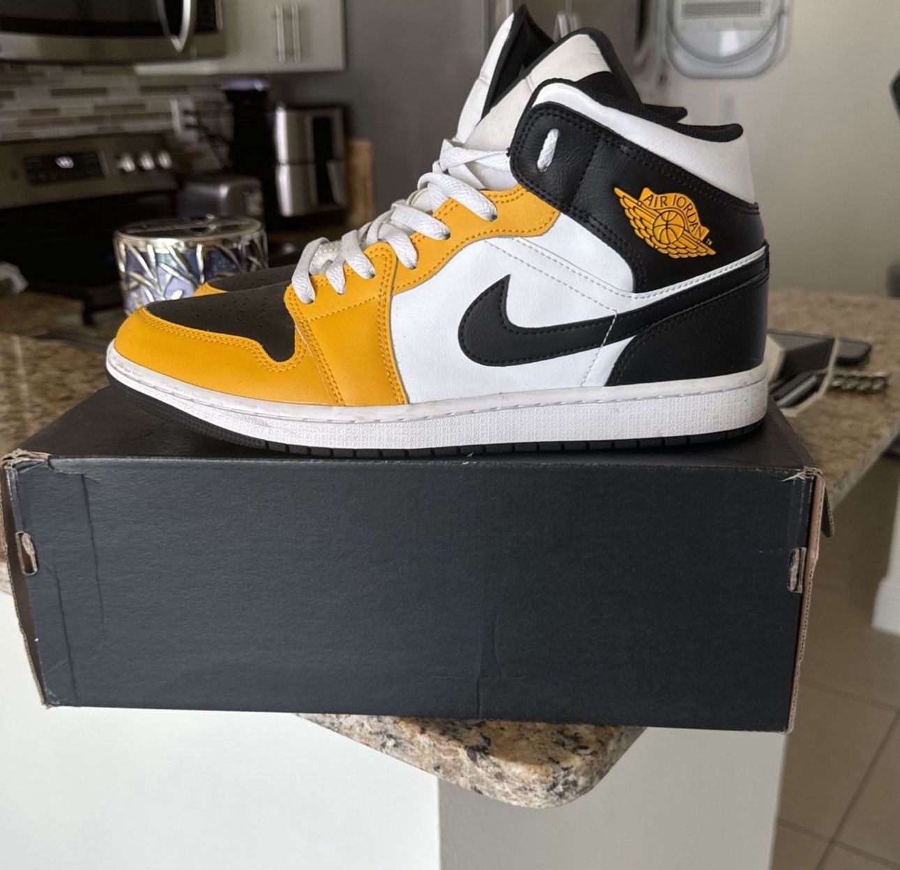 Air Jordan 1 Mid Size 11 