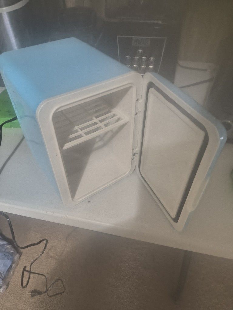 Mini fridge 