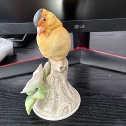 Andrea by Sadek Porcelain Bird figurine Goldfinch #7038 1984