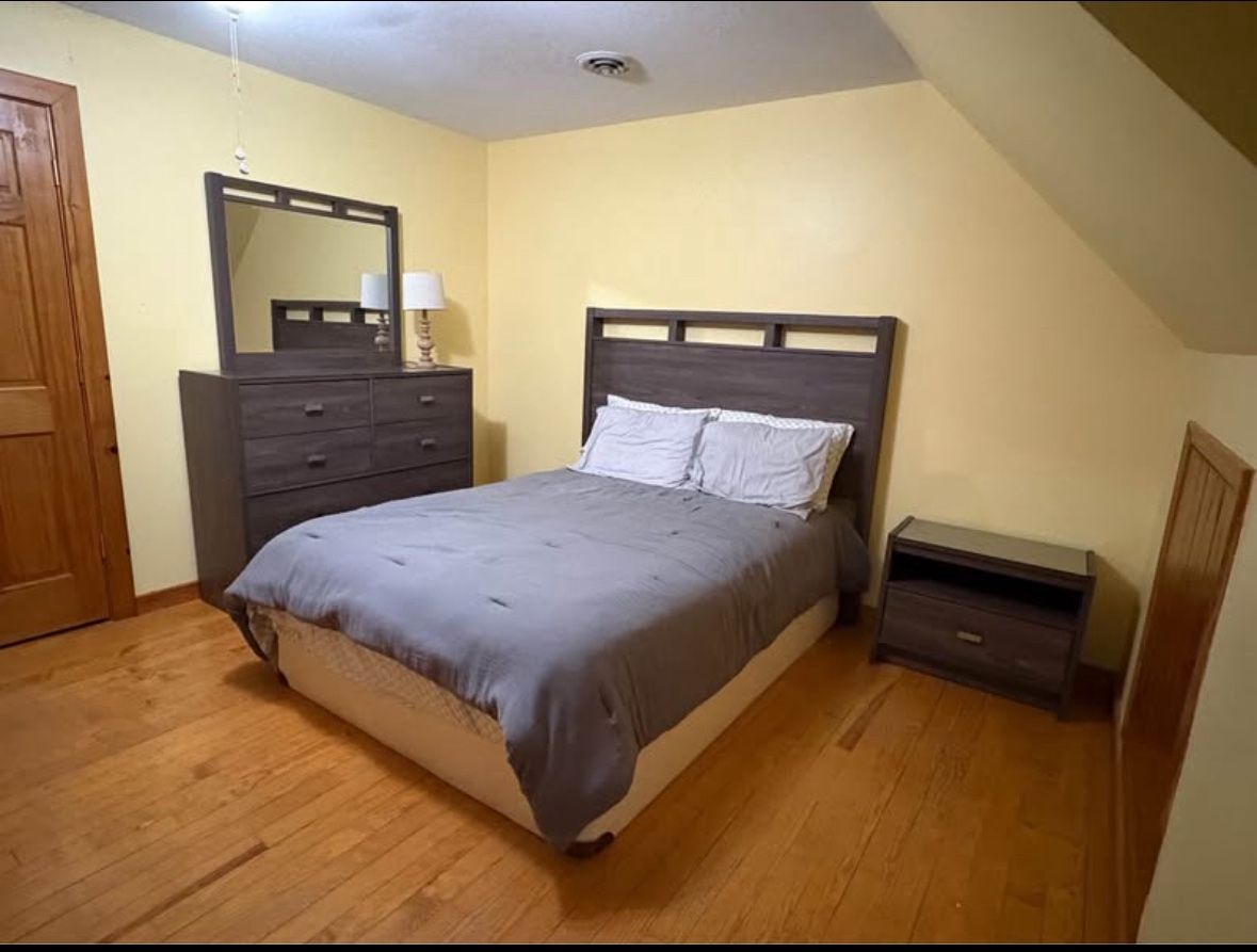 Ashely Bedroom Set / Queen