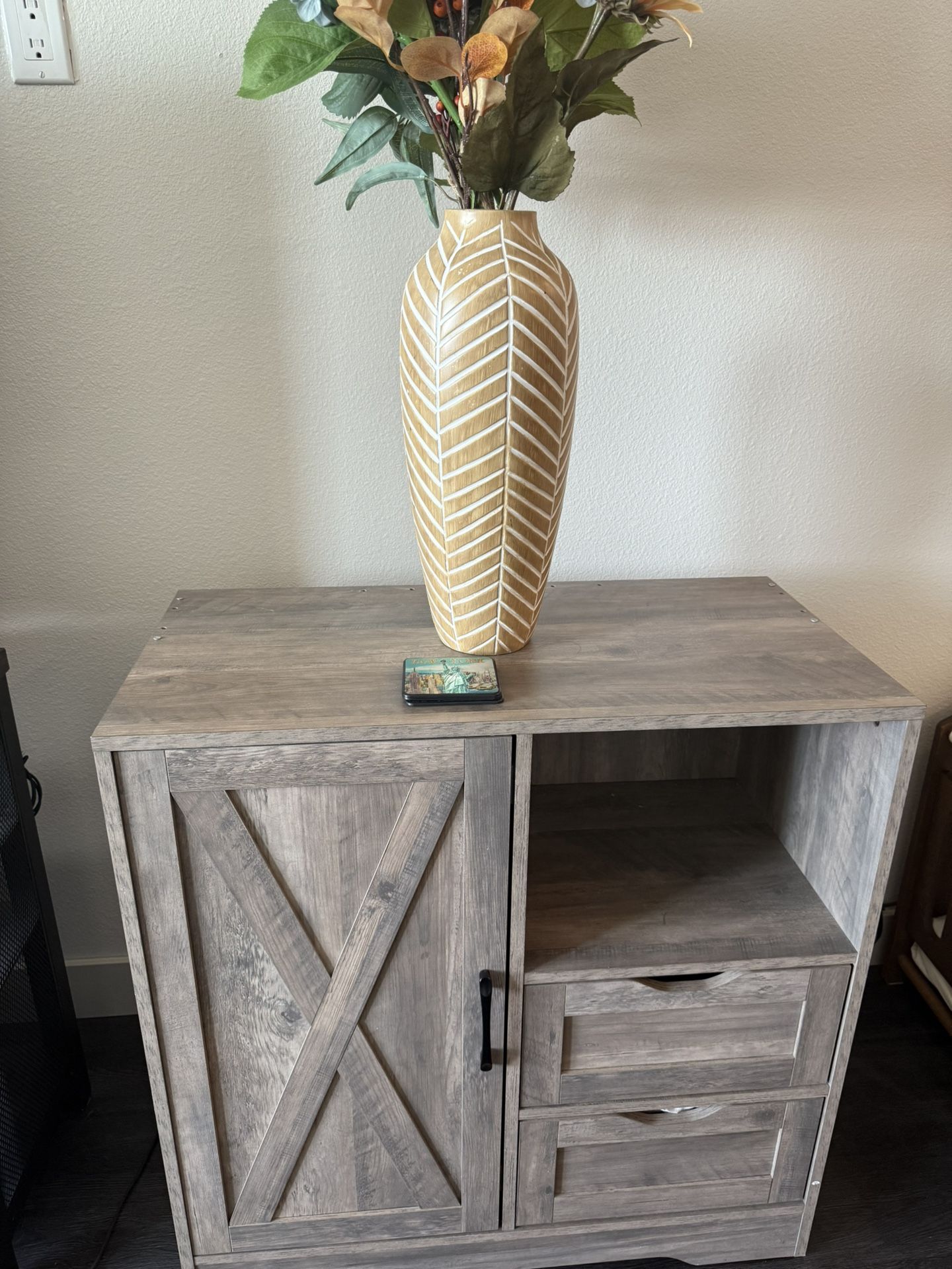 Cabinet W/ Vase Flower