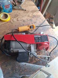 Electric hoist, remote controlled.