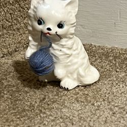 Vintage ENESCO  White Cat with green ball of yarn 