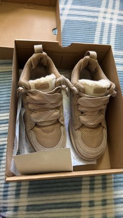 Ugg sneakers, Size 5, Color sand , located in Compton CA!🤍