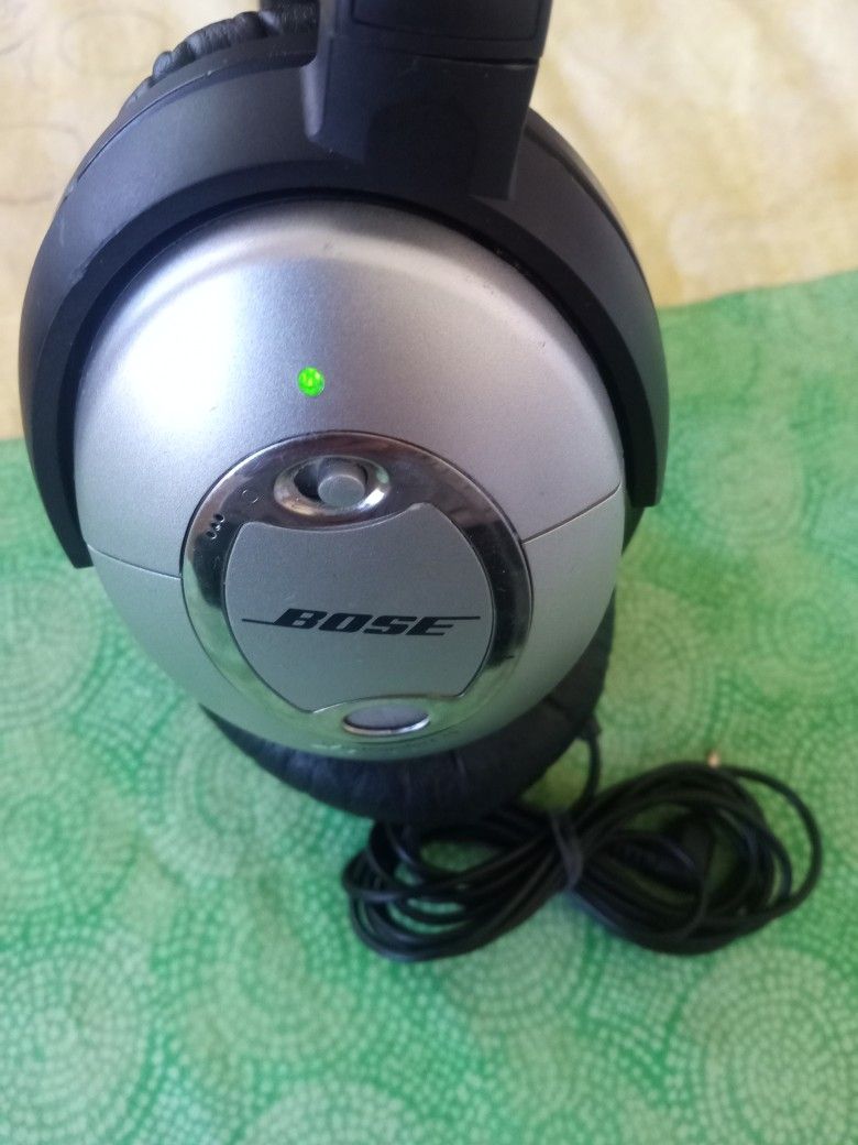 BOSE HEADPHONES NOISE CANCELLING WIRED not Bluetooth