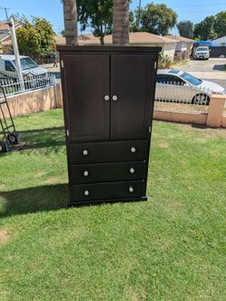 Closet de madera sólida con 3 cajones muy amplios y profundos en perfectas condiciones