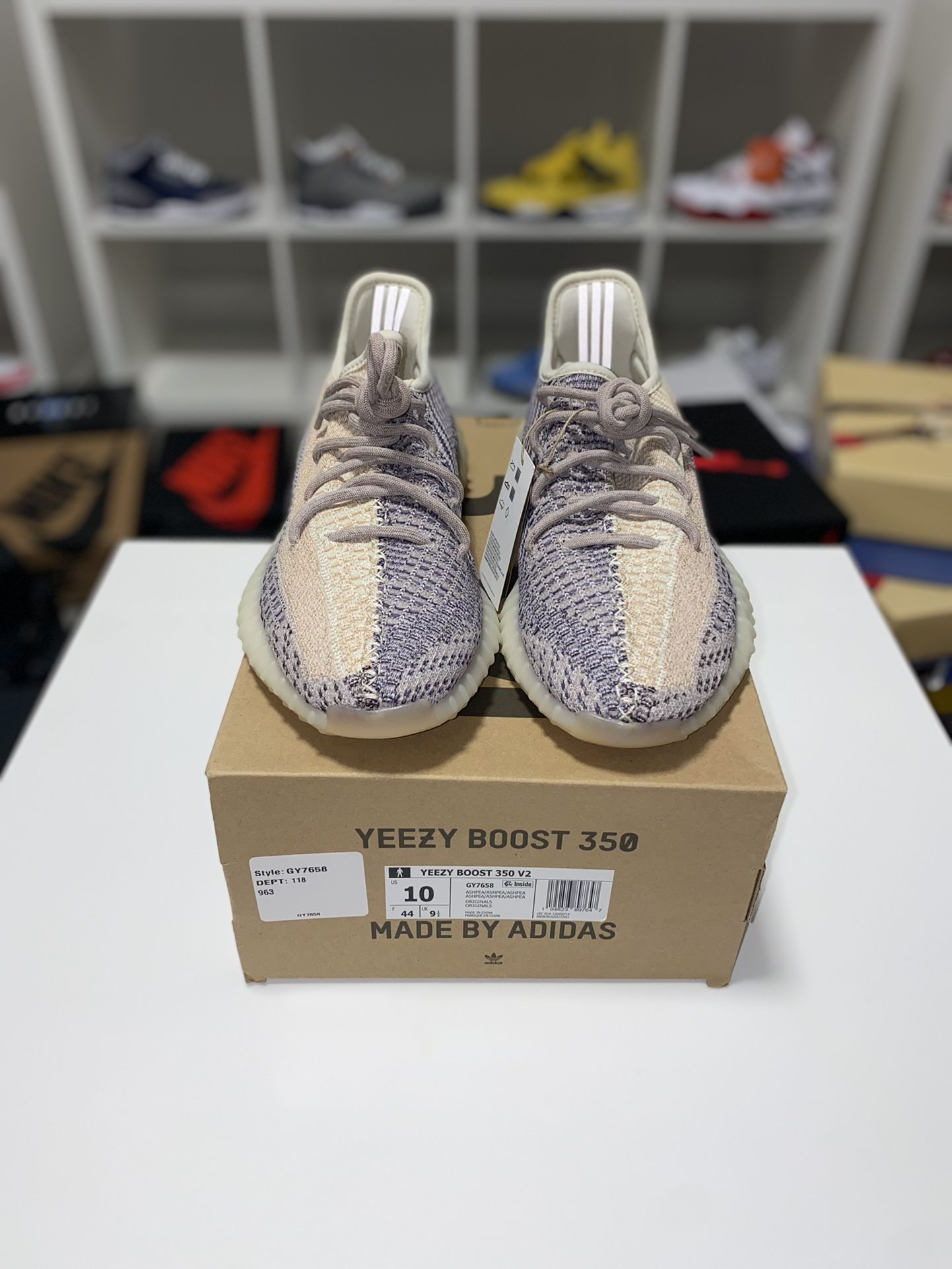 Yeezy 350v2 Ash Pearl Size 10 Deadstock display picture 2