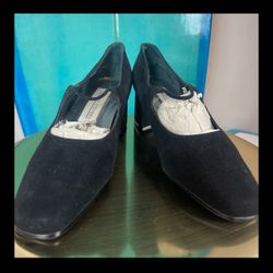 👠 Valerie Stevens “Signet” Black Suede Slip-On Flats — Size 8M (NIB!)